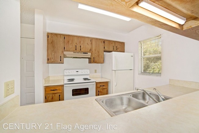 Building Photo - 2290-2296 Fox Hollow Dr