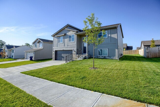 Building Photo - Newer Home with Style & Space in Growing S...