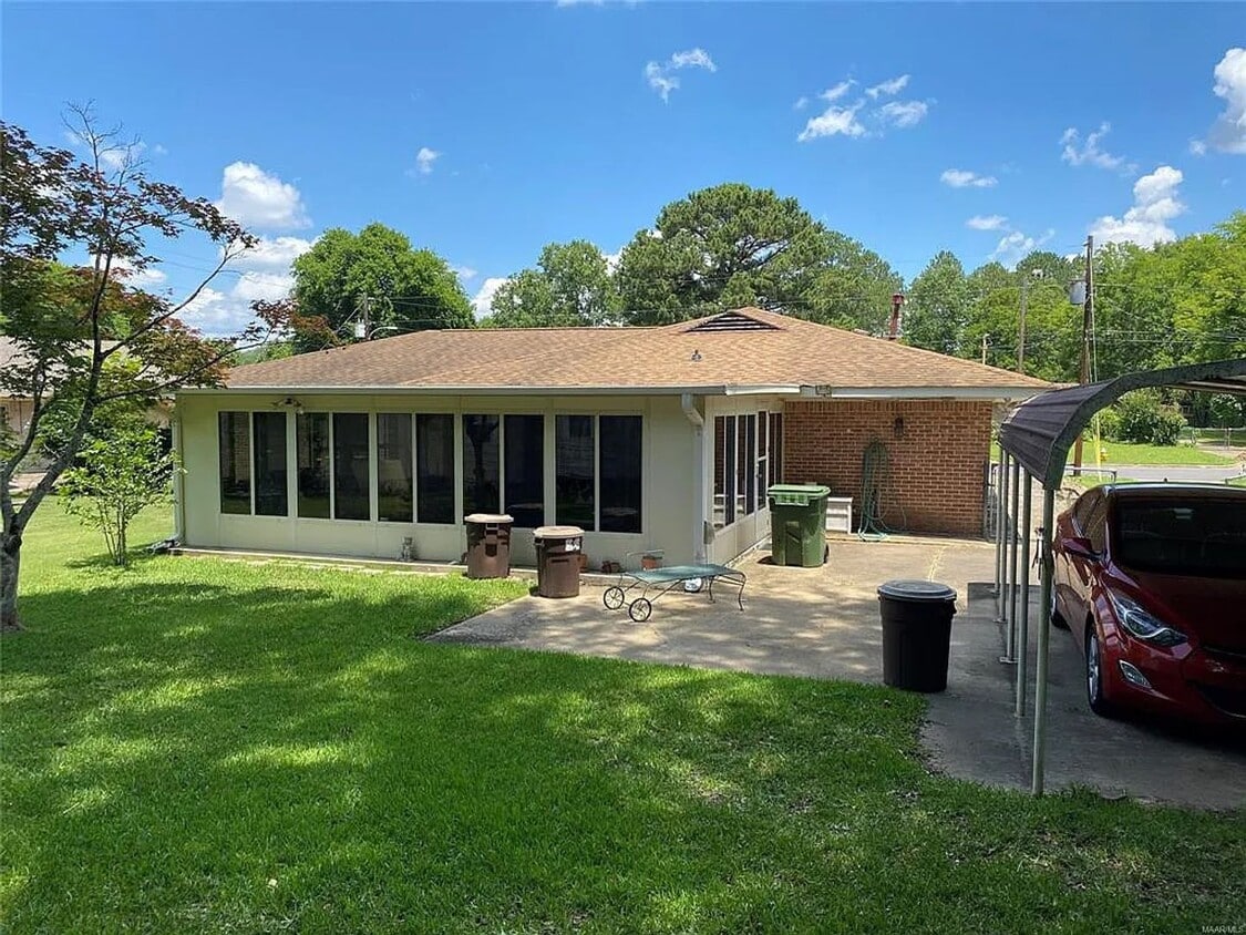 Building Photo - Spacious Home!