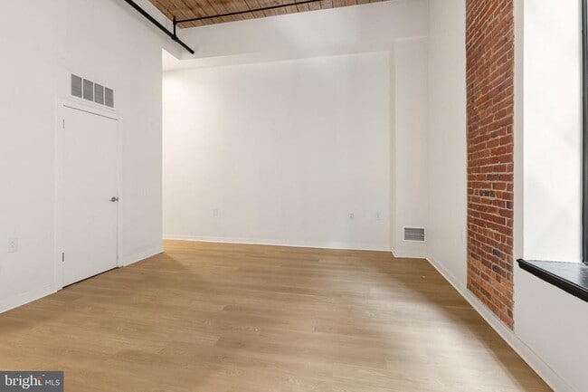 Building Photo - 303 Vine St