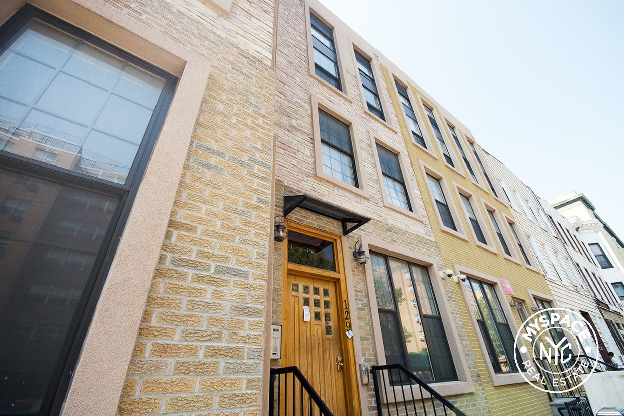 Building Photo - 129 Menahan St
