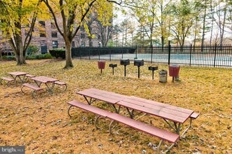 Building Photo - 10320 Westlake Dr