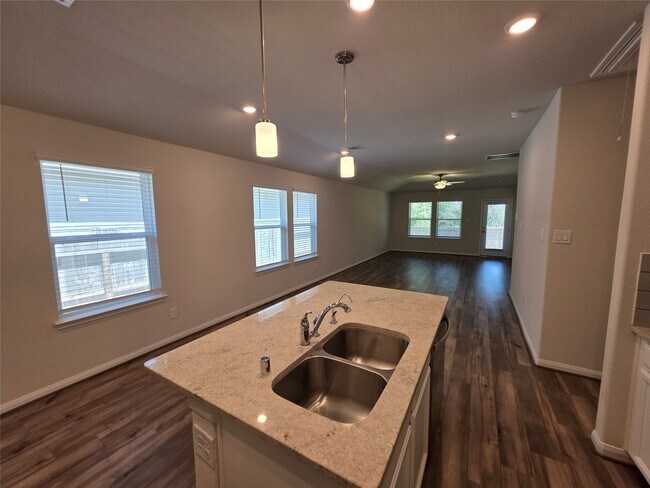 Foto del edificio - 221 Harper Ridge Dr