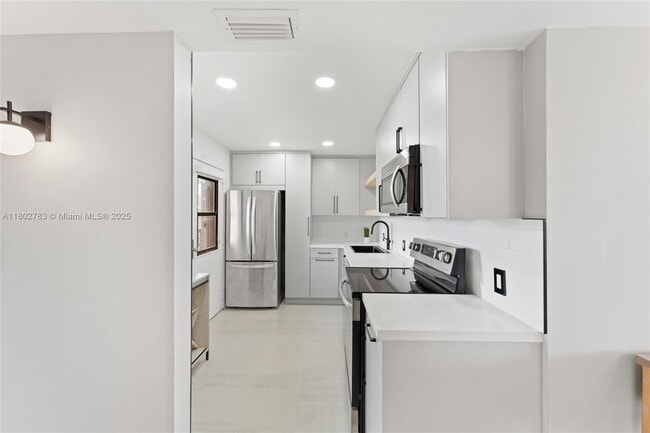 Building Photo - 3301 N Country Club Dr