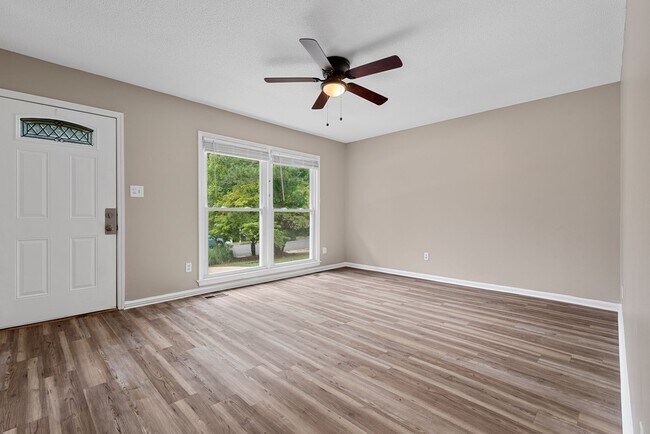 Foto del edificio - Single Family 4 Bedroom: Available Now! (S...