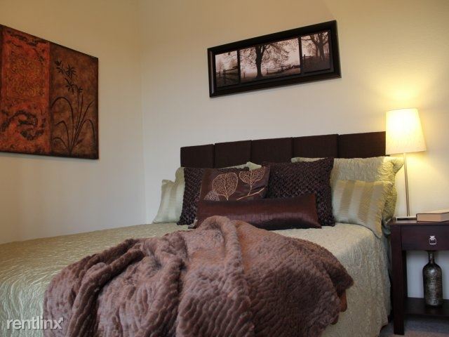 Building Photo - 701 Leora Ln