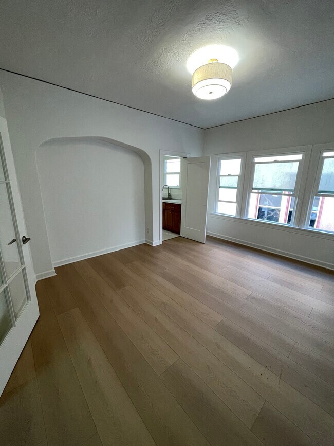 Foto del edificio - 129 1/2 N Kenmore Ave