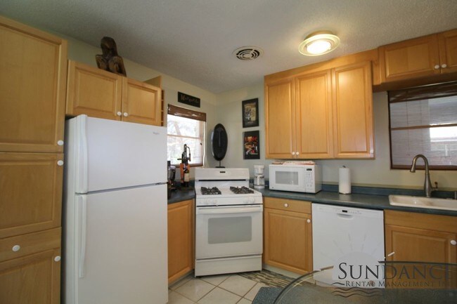 Building Photo - Adorable 3 Bedroom Home Near Ferry Park