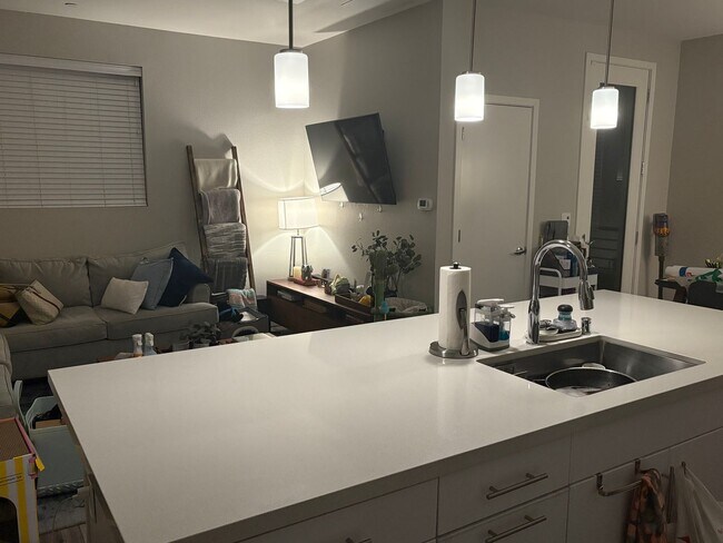 Foto del edificio - Modern 2-Bedroom Condo Near Downtown Sacra...