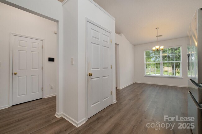 Foto del edificio - 8424 Angwin Pl