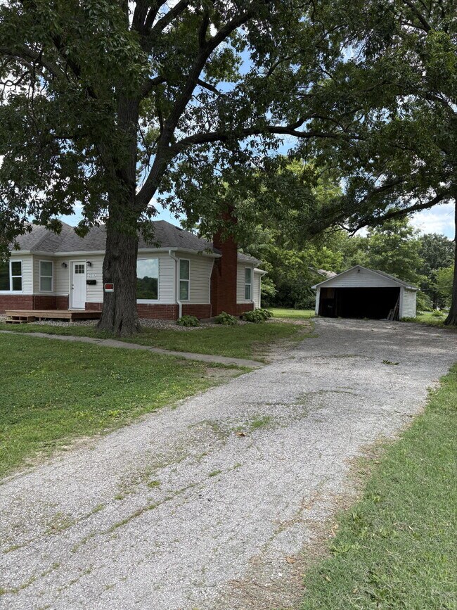 Building Photo - 3 bed, 2 bath House for Rent!