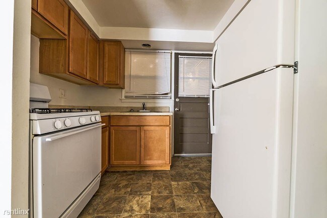 Foto del edificio - 1 br, 1 bath Apartment - 14133 S School St