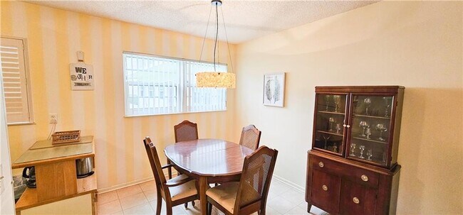 Building Photo - Annual Fully Furnished 2/2 Condo with Golf...