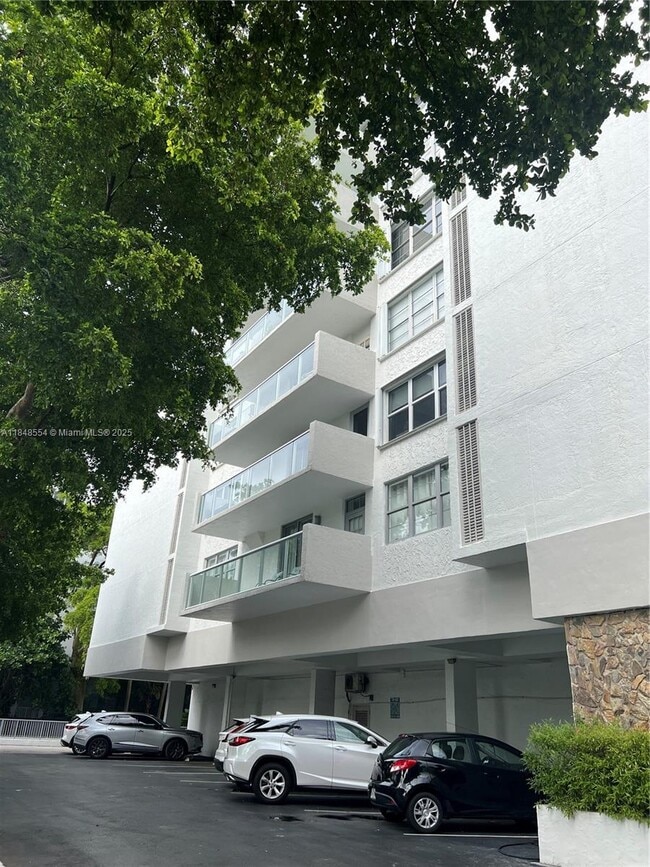 Building Photo - 10000 W Bay Harbor Dr
