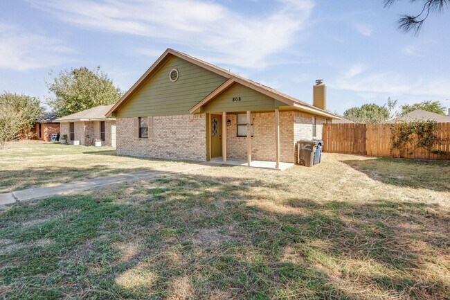 Foto del edificio - JUNE SUBLEASE!!!!  Adorable 3 Bedroom 2 Bathroom Home with Yard and 2 Car Garage!