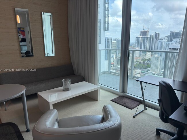 Foto del edificio - 300 S Biscayne Blvd