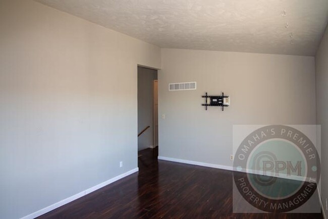 Foto del edificio - Spacious 4-Bedroom, 2-Bathroom Home for Re...