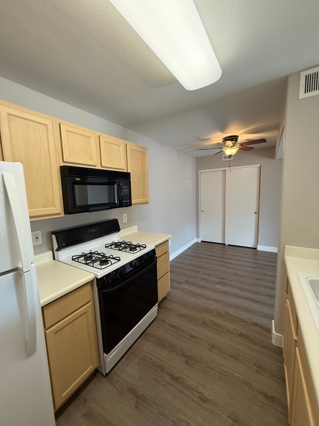 Building Photo - 950 Seven Hills Dr