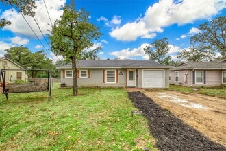Building Photo - 2412 Cravens Rd