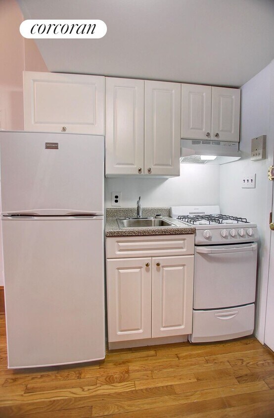 Building Photo - 148 W 70th St