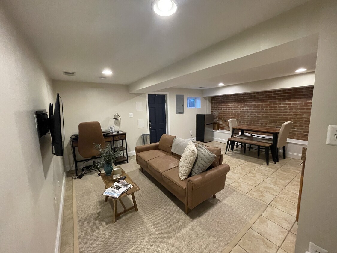 Foto principal - 319 14th St NE
