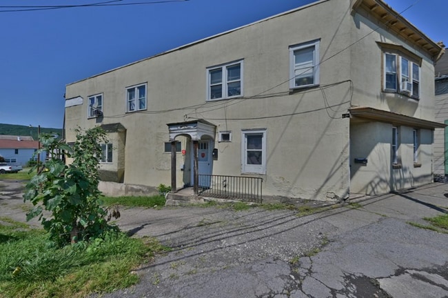 Building Photo - 627 Main St