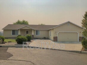Building Photo - 2131 NW Canyon Ct