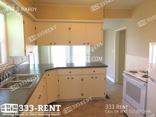 Building Photo - Lovely 3 bed 1 bath with spacious back deck!