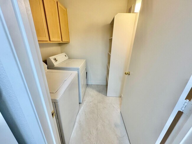 Foto del edificio - Resort-Style Living in Seven Hills!