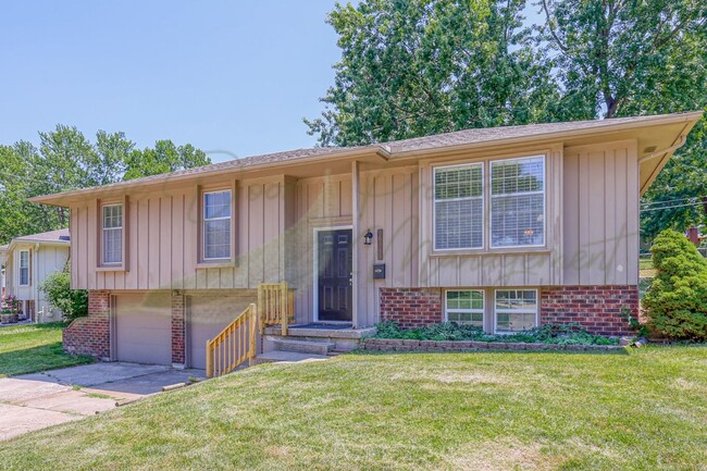 Foto del edificio - LOTS OF NATURAL SUNLIGHT!!!