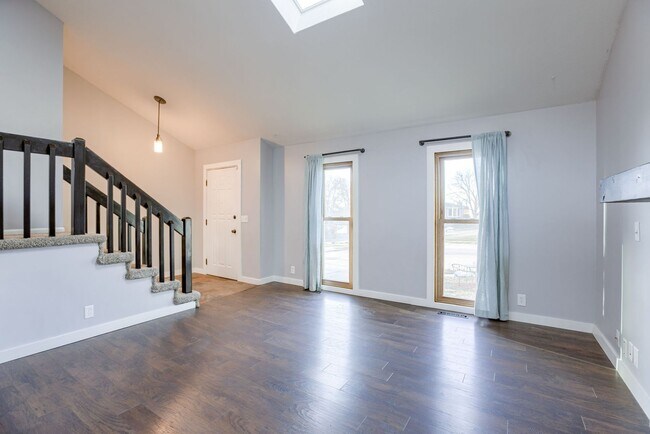 Foto del edificio - Light-Filled 4-Bedroom in Millard!!