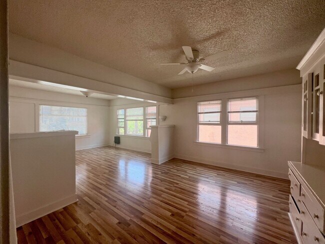 Building Photo - *Available Now! 1 Bedroom Apartment Walkin...