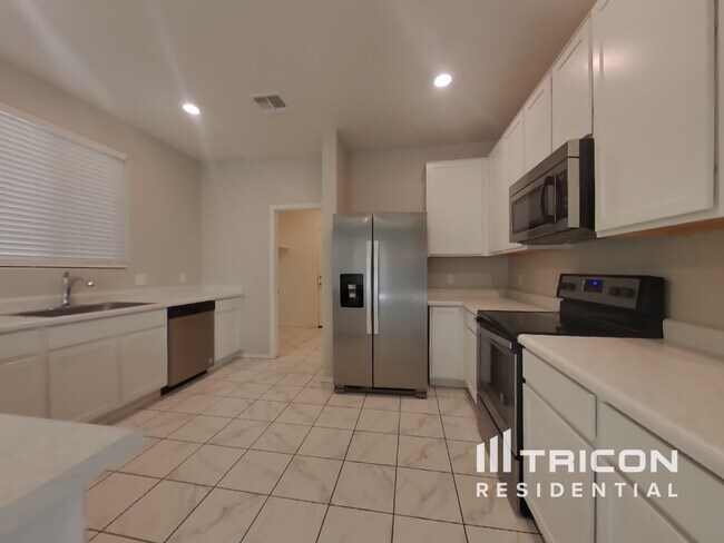 Foto del edificio - 18249 N Clarence Ln