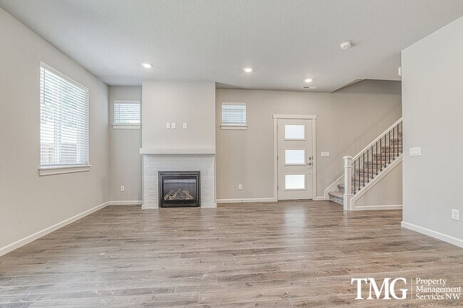 Building Photo - 3 Bedroom, 2.5 Bath Townhome In Ridgefield!