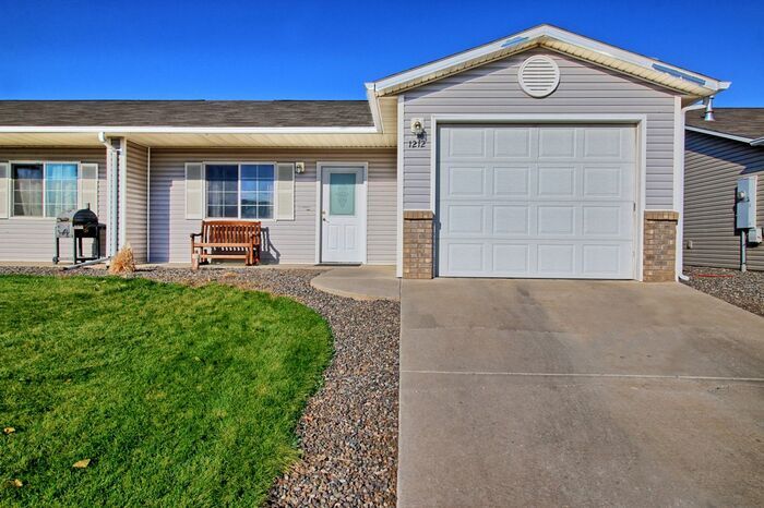 Foto principal - Charming 3 Bed, 2 Bath Townhome in Orchard...