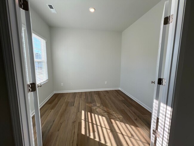 Foto del edificio - Brand New 4 Bedroom 2.5 Bath Home in Kerne...