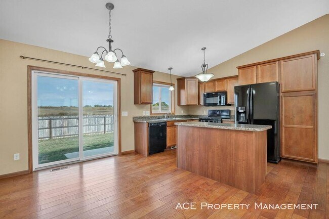 Building Photo - 486 Bluebird Dr