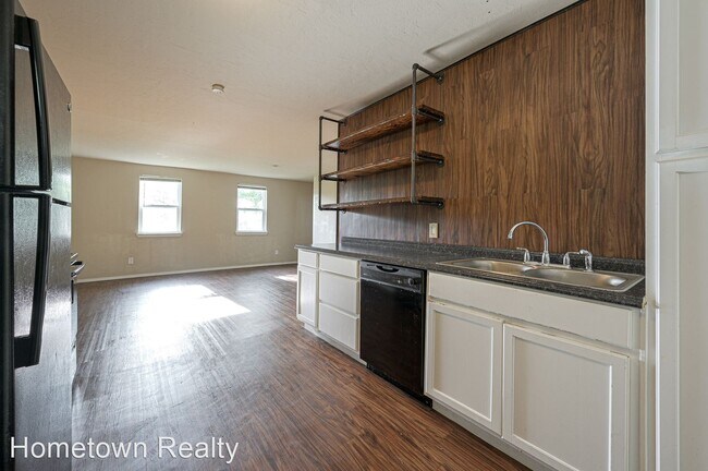 Building Photo - 2 br, 1.5 bath House - 135.5 E Himes Street