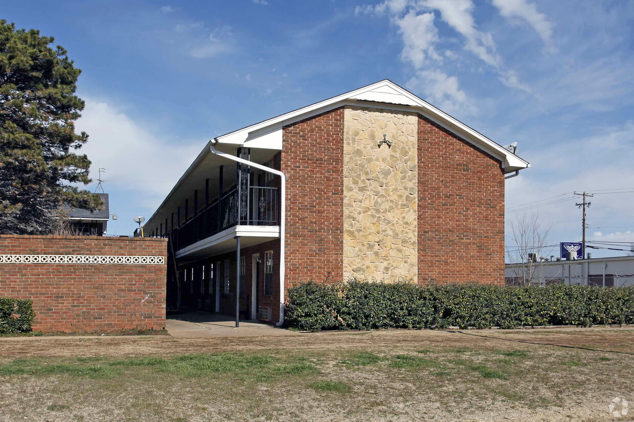 Aurora Apartments - Bishop's Court Apartments