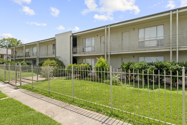 Building Photo - 810 Henry Clay Ave
