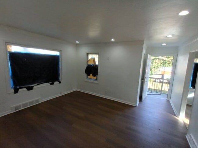 Building Photo - 3 bedroom, 1 bathroom Now Available!