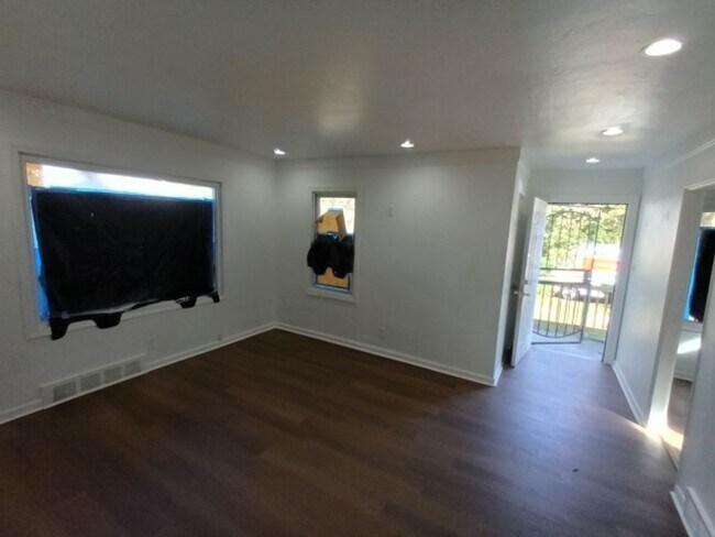 Foto del edificio - 3 bedroom, 1 bathroom Now Available!