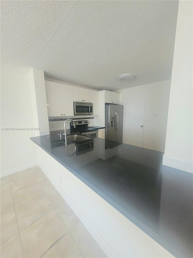 Foto del edificio - 2025 NE 164th St