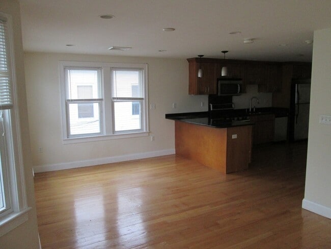 Building Photo - 4 Ropes St