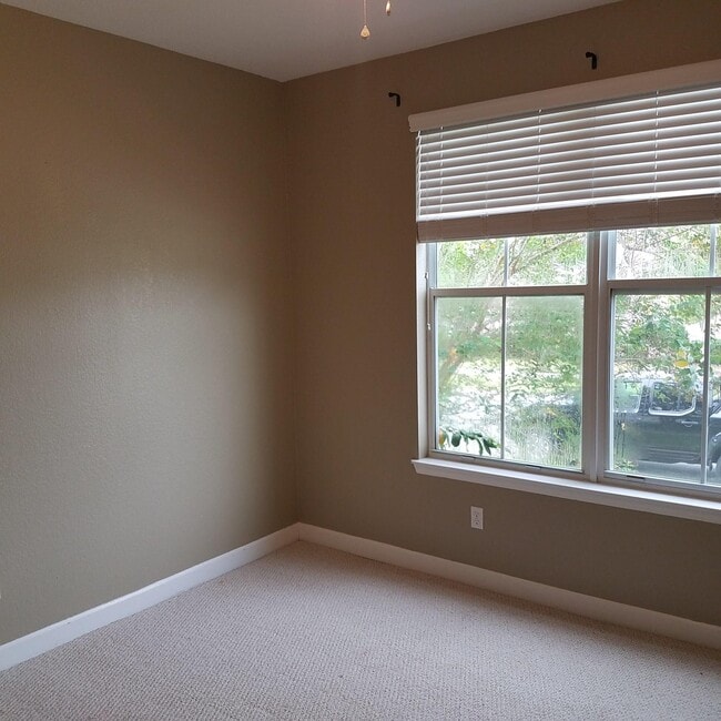 Building Photo - 3324 Calumet Dr