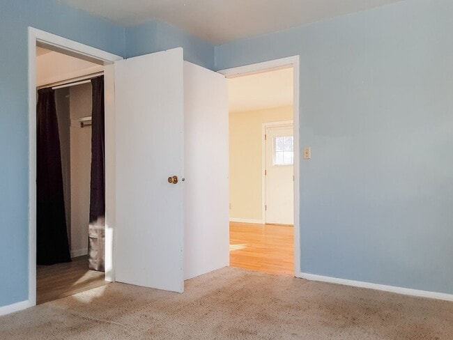 Foto del edificio - PET FRIENDLY 3 BED/ 2 BATH WITH GARAGE