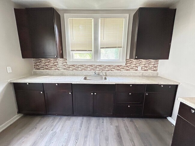 Building Photo - East Westwood Home **Move In Special: 100%...