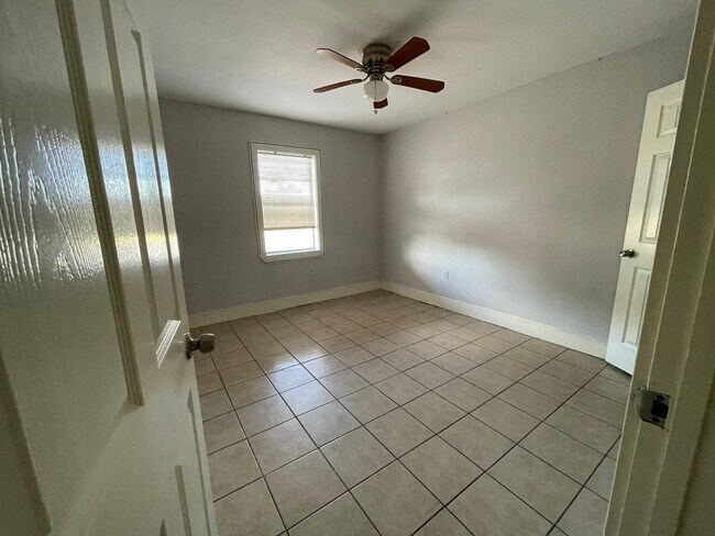 Building Photo - 1002 Miller Ave