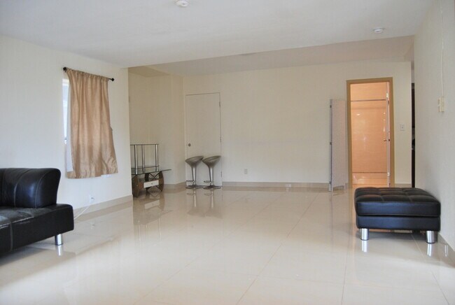Building Photo - 3037 Kahaloa Dr
