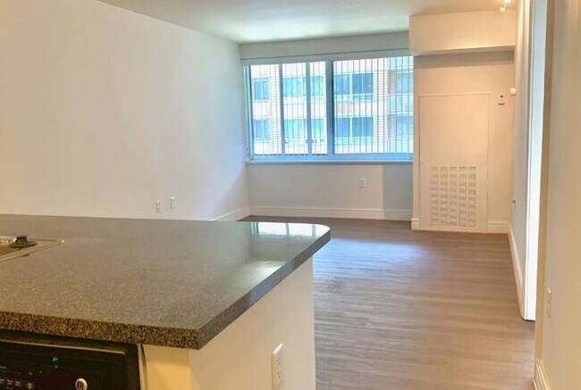 Foto del edificio - Short Walk to the Wharf! - Professionally Managed  and Spacious 1BR With Monument Views